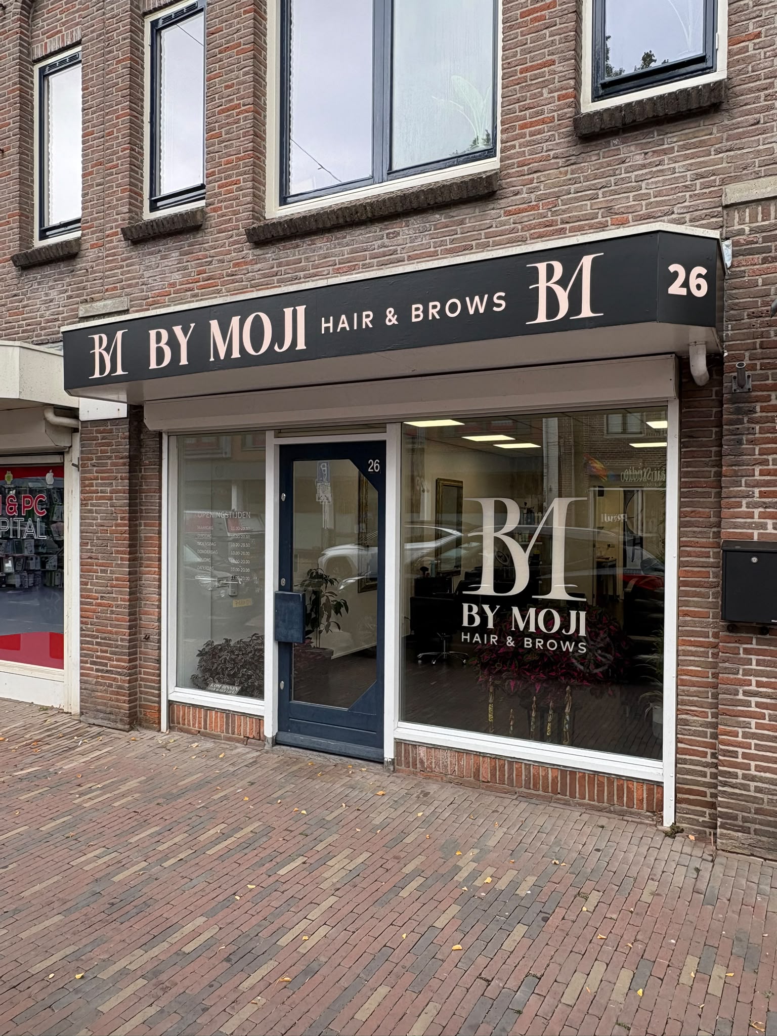 De winkelgevel van ByMoji aan de Laat 26 in Alkmaar, met het eigen Hair & Brows-woordmerk